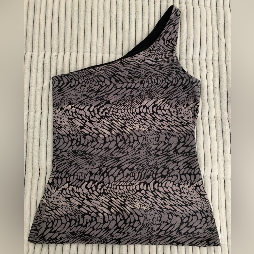 Gently used | Excellent condition | Express | One Shoulder Sleeve | Size: L